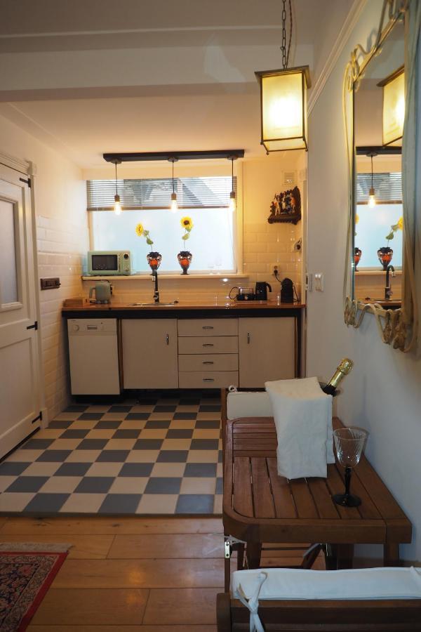 B&B Bureau Warmoesstraat Den Burg Esterno foto